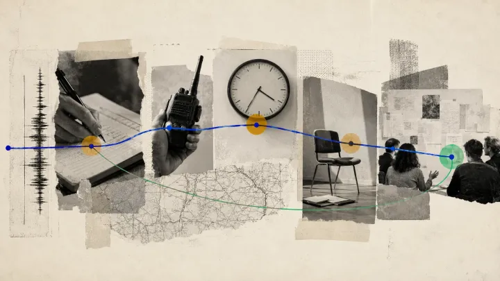 Collage documentaire : une main annote une main courante, un poste radio, une horloge murale, une chaise vide de salle de débriefing, une carte routière et un mur d’affichage devant lequel une équipe échange ; une courbe relie ces éléments en une chronologie.